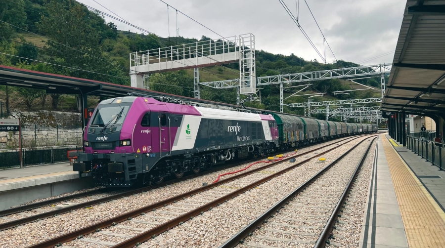 Adif realizó en septiembre pruebas de viabilidad con un tren de Renfe Mercancías con 12 vagones y 810 toneladas de siderúrgicos que invirtió 42 minutos entre Pola de Lena y la Bifurcación Pajares de la Variante de Pajares, cuando este mismo tren realiza habitualmente el trayecto por la histórica Rampa de Pajares en 2 horas.