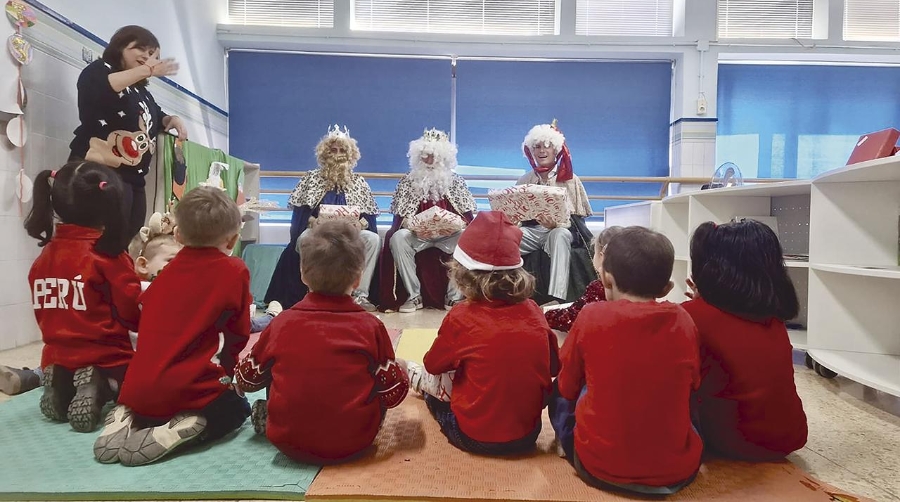 Aportem-Puerto Solidario Valencia envió a sus Reyes Magos, Papa Noel y pajes a repartir los regalos navideños a los niños y niñas del Marítimo.