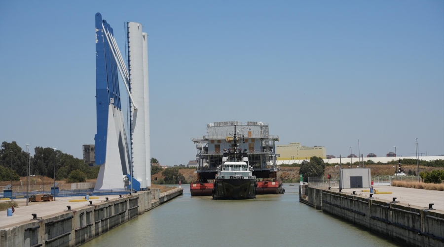 La gran estructura ha cruzado con éxito la esclusa ‘Puerta del Mar’ en torno a las 15:30 horas.