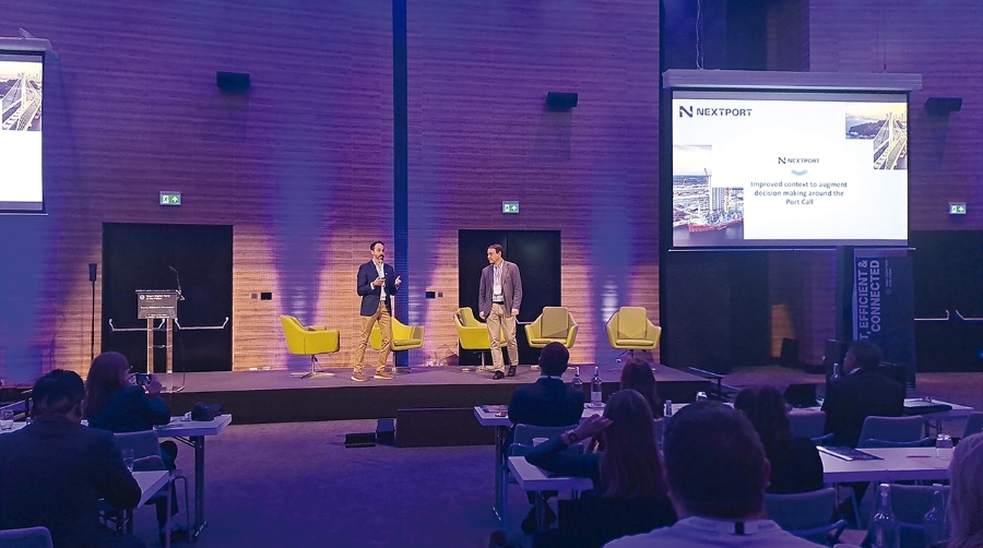 NextPort y el Puerto de Huelva presentaron su experiencia con la tecnología de Gemelo Digital y sus aplicaciones para la Optimización Operativa. En la imagen, Ángel Martínez Cavero, responsable de Adopción de Producto en Puertos de NextPort, y Manuel Francisco Martínez, director de Tecnología de la Autoridad Portuaria de Huelva.