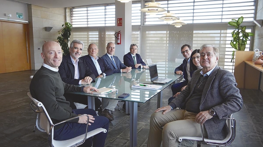 Los principales dirigentes de las tres compañías líderes que operan rutas marítimas con Menorca, Adolfo Utor (Baleària), Matteo de Candia (GNV) y Ettore Morace (Trasmed), han mantenido hoy un encuentro con el presidente del Consell Insular de Menorca, Adolfo Vilafranca.