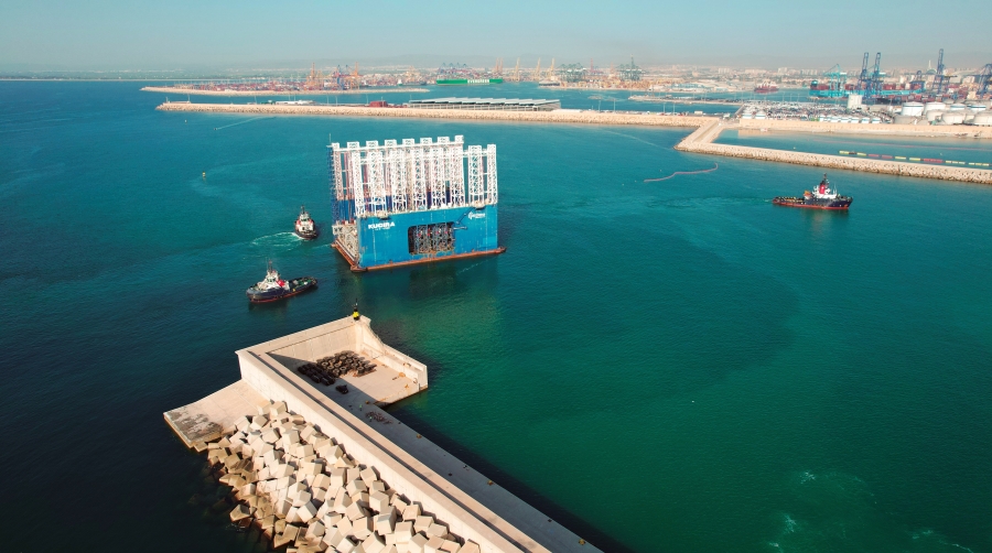 “Kugira”, el gran coloso azul de las obras de la Terminal Norte del Puerto de Valencia