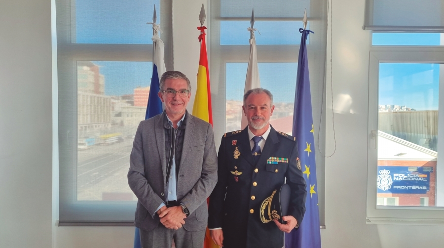 El presidente de la Autoridad Portuaria de Santander, César Díaz, con el nuevo jefe superior de la Policía Nacional en Cantabria, Antonio del Amo.