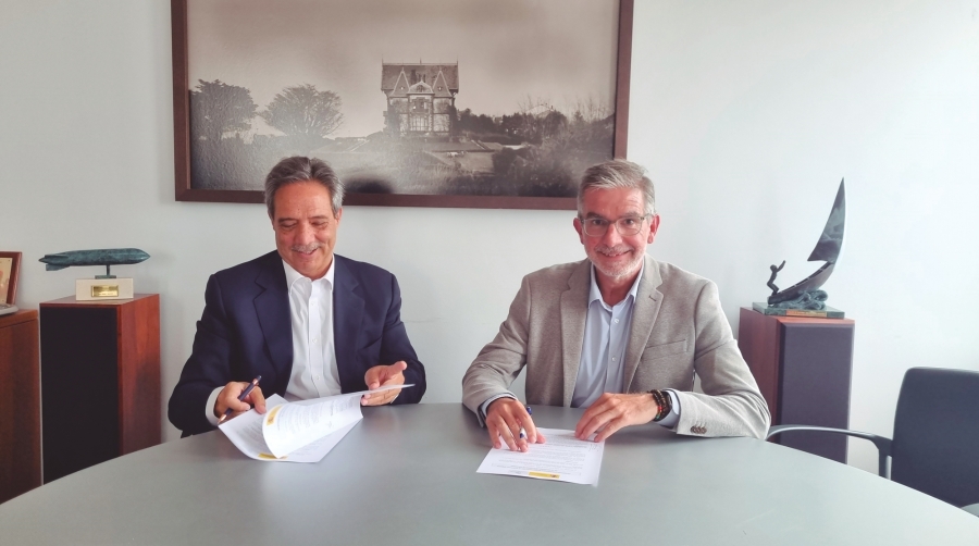 Desde la izquierda: José Antonio Morillo-Velarde, presidente de la Asociación Internacional de Derecho Portuario, y César Díaz, presidente de la Autoridad Portuaria de Santander.