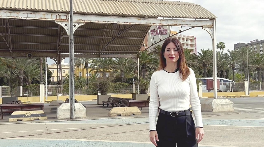 La presidenta de la Autoridad Portuaria de Almería, Rosario Soto, frente al tinglado del Puerto de Almería.