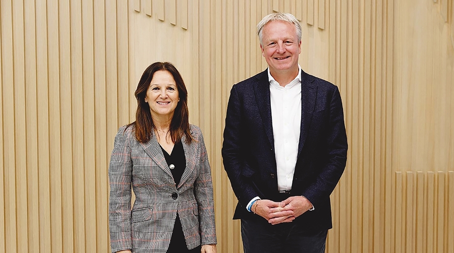 Mercedes Oblanca, presidenta y CEO de Accenture en España y Portugal junto al CEO de Moeve, Maarten Wetselaar.