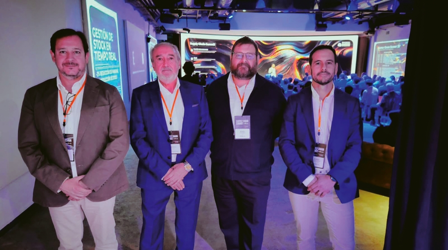 Arriba, de izquierda a derecha, Pablo Castiella, managing Partner de Baobab Soluciones; Raimundo Gonzalo, CEO de Baobab SupplyOps; Rafael Salafranca, COO de Baobab Soluciones y Álvaro García Sánchez, socio fundador de Baobab Soluciones. A la derecha, asistentes a la jornada. Fotos M.J.