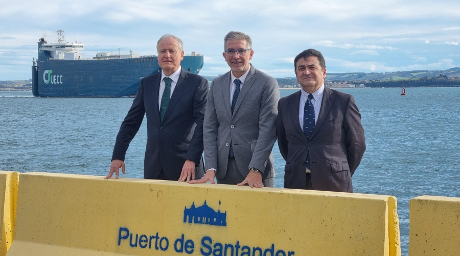 Eduardo Arasti, consejero de Industria, Empleo, Innovación y Comercio de Cantabria, César Díaz, presidente del Puerto de Santander; y Santiago Díaz, director del Puerto de Santander.
