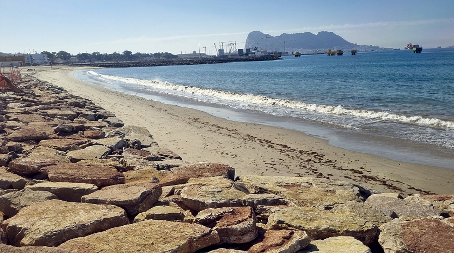 En la playa sanroqueña se moverán en los próximos días 12.000 metros cúbicos de arena.