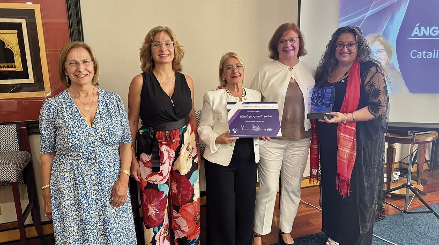 Catalina Grimalt (segunda por la derecha), subdirectora general y responsable de Organización y Recursos Internos de Port de Barcelona, recibiendo el Premio Ángela Ruiz Robles.