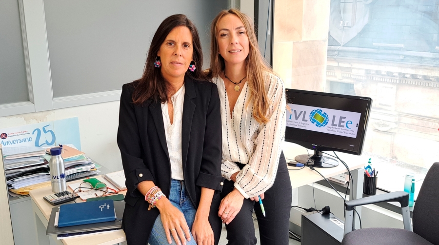 Iratxe García Gil, directora del IVL-LEe (derecha), y Estíbaliz Salazar, de Administración, en su sede de Bilbao. Foto J.P.