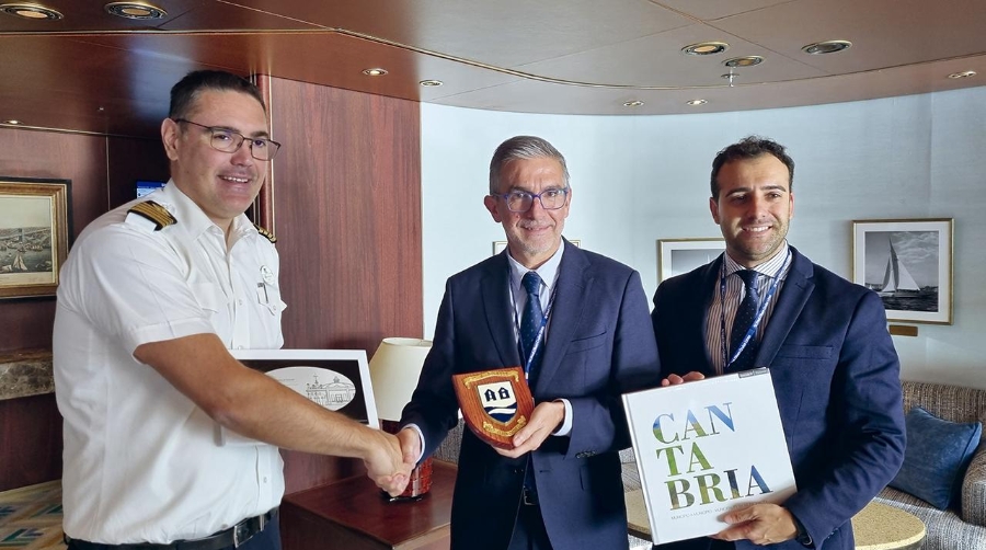 El capitán del buque, Davor Dubravica, ha recibido una metopa y un libro de manos de César Díaz, presidente de la Autoridad Portuaria de Santander y de Francisco José Arias, concejal de Turismo del Ayuntamiento de Santander.