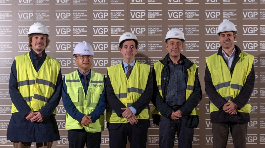 Dirk Mittermüller, Commercial Country Manager de VGP; Jung In Bo, CEO de Mobis; Mikel Irujo, Consejero de Industria y de Transición Ecológica y Digital Empresarial del Gobierno de Navarra; Sebastián Marco, alcalde del Ayuntamiento de Noáin (Valle de Elorz), y Javier Morales, Operations Country Manager de VGP.
