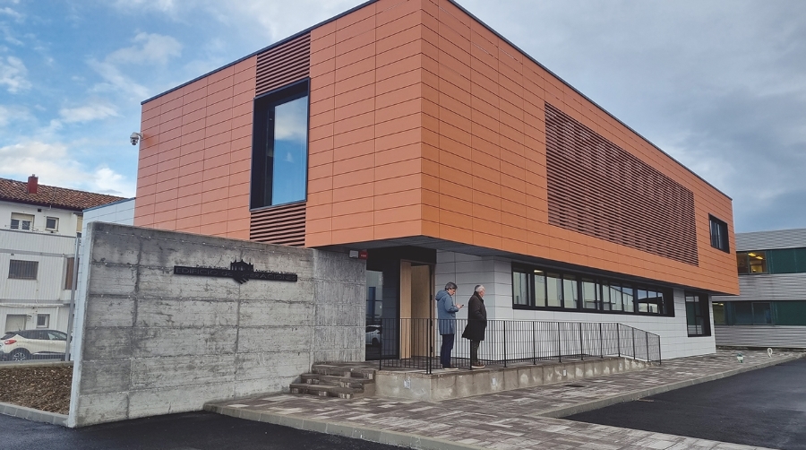 El edificio se encuentra ahora en fase de montaje del mobiliario.