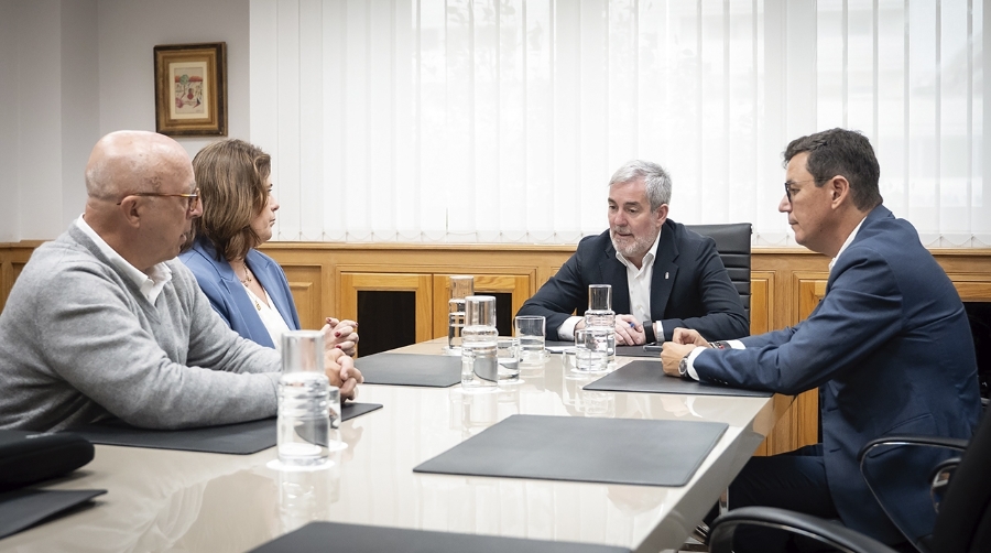 Pedro Suárez, presidente de la Autoridad Portuaria de Santa Cruz de Tenerife; Beatriz Calzada, presidenta de la Autoridad Portuaria de Las Palmas; Fernando Clavijo, presidente de Canarias y el consejero de Movilidad del Gobierno Canario, Pablo Rodríguez.