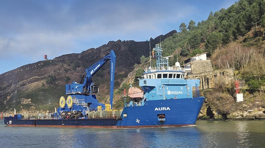 Llegada de la grúa al Puerto de Pasaia.