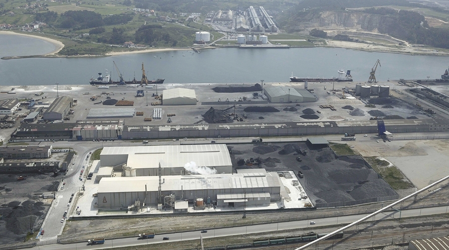 En primer término, la planta de Asturiana de Fertilizantes en el Puerto de Avilés.