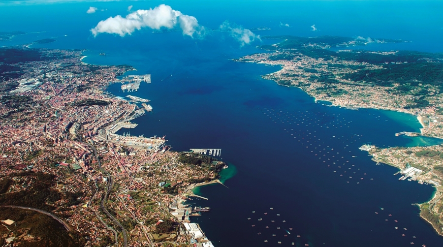 Vista de la Ría de Vigo con el puerto de Vigo a la izquierda.