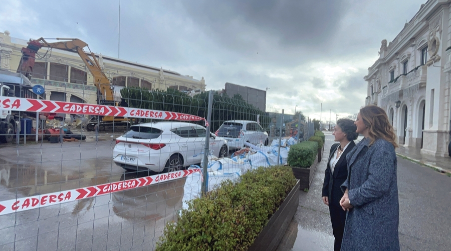 La alcaldesa de Valencia, María José Catalá (en primer término) y la presidenta de la APV, Mar Chao, contemplan las obras de derribo de la Casa de la Copa. Foto J.C.P.