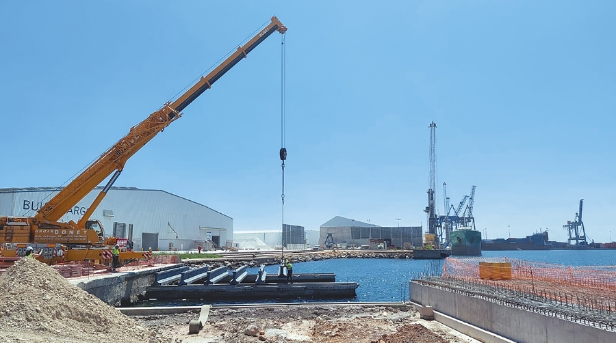 PortCastelló instala las vigas prefabricadas del Transversal Exterior