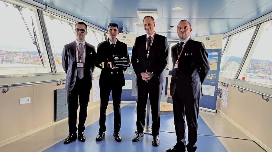 Sebastiano Cirnigliaro, Commercial Manager Automotive Division Spain de Grimaldi Logística España; el capitán del buque Grande Auckland, Giuseppe Ferranti; Alessadro De Rosis, Grimaldi Group; Carlos Botana, presidente de la Autoridad Portuaria de Vigo y Alessadro De Rosis, Grimaldi Group.