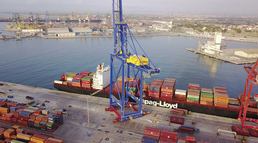 APMT Valencia inicia el traslado de sus gr&uacute;as Malaccamax al muelle de Levante