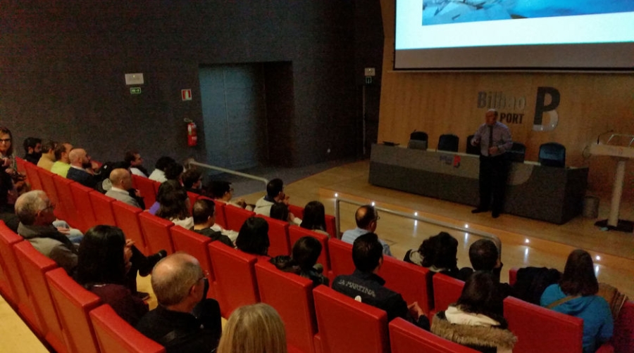 Voluntarios de la Autoridad Portuaria de Bilbao acercan la empresa a personas con discapacidad