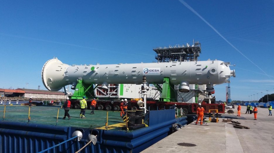 La pieza de calderer&iacute;a., de 290 toneladas de peso, fue embarcada sobre una plataforma y una vez en cubierta, girada hasta quedar alineada con el eje proa-popa.
