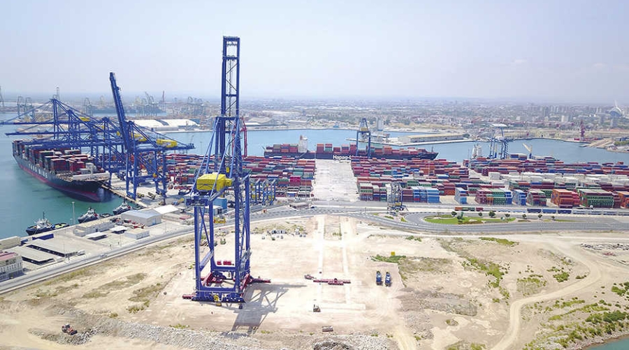 APMT Valencia inicia el traslado de sus gr&uacute;as Malaccamax al muelle de Levante