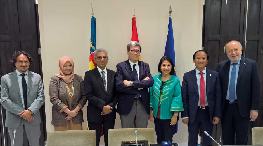 El presidente de la APV, Aurelio Mart&iacute;nez, y el director de Proyectos de la Fundaci&oacute;n Valenciaport, Antonio Torregrosa, recibieron en las instalaciones del puerto valenciano a una delegaci&oacute;n de la Asociaci&oacute;n de Naciones del Sudeste Asi&aacute;tico.