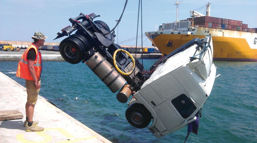 Burriel Navarro recupera una cabeza tractora que cay&oacute; accidentalmente al mar en el Puerto de Valencia
