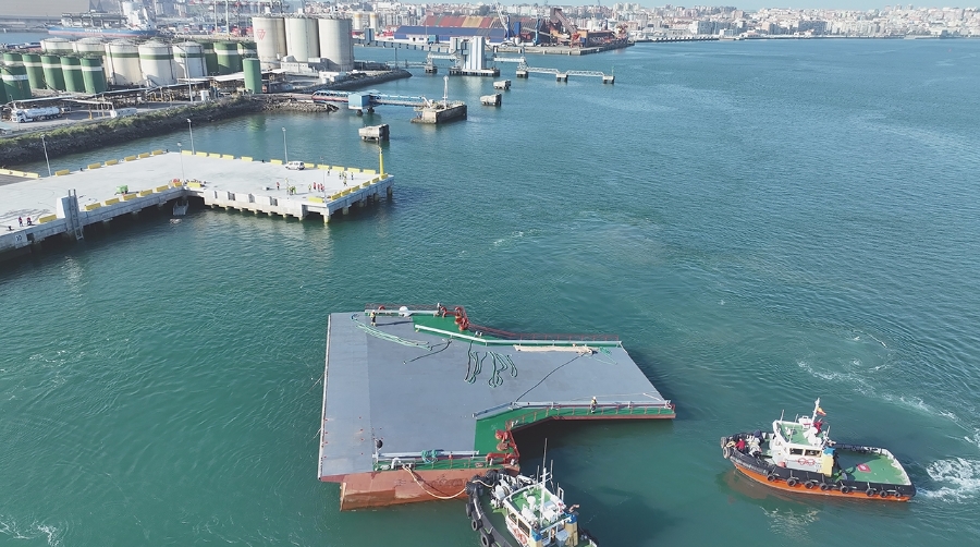 Llegada de la rampa flotante al Puerto de Santander.