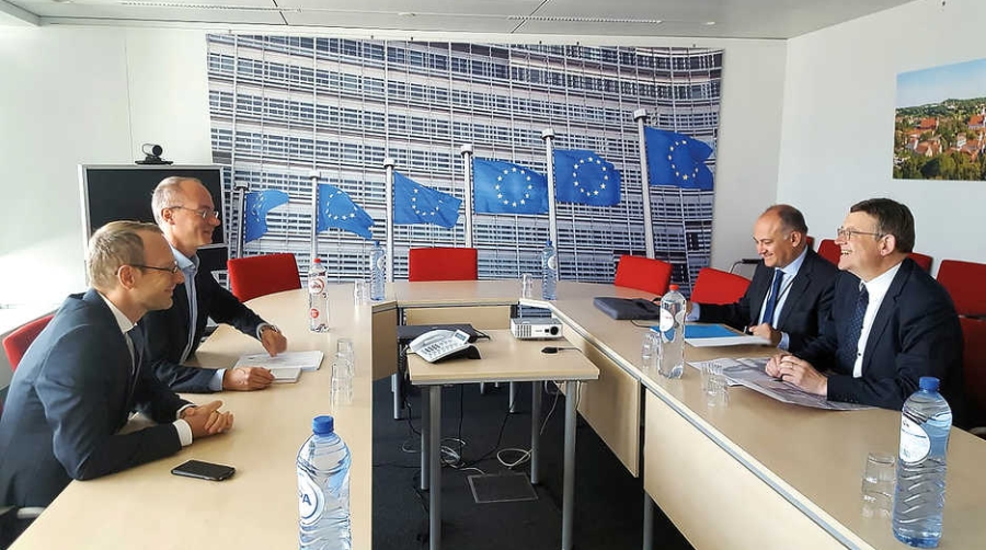 Un momento del encuentro entre Ximo Puig, president de la Generalitat, y Alessandro Carano, responsable del instrumento europeo de financiaci&oacute;n para infraestructuras CEF 2.