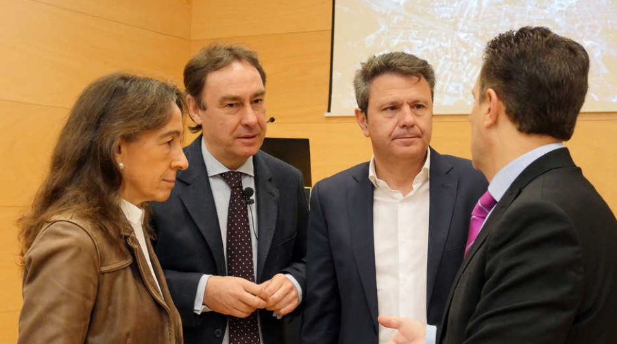 Antonio Aiz (segundo izquierda), junto al alcalde Ir&uacute;n, Jos&eacute; Antonio Santano, y otros ponentes de la jornada &ldquo;El Ferrocarril en Ir&uacute;n&rdquo; celebrada la pasada semana.