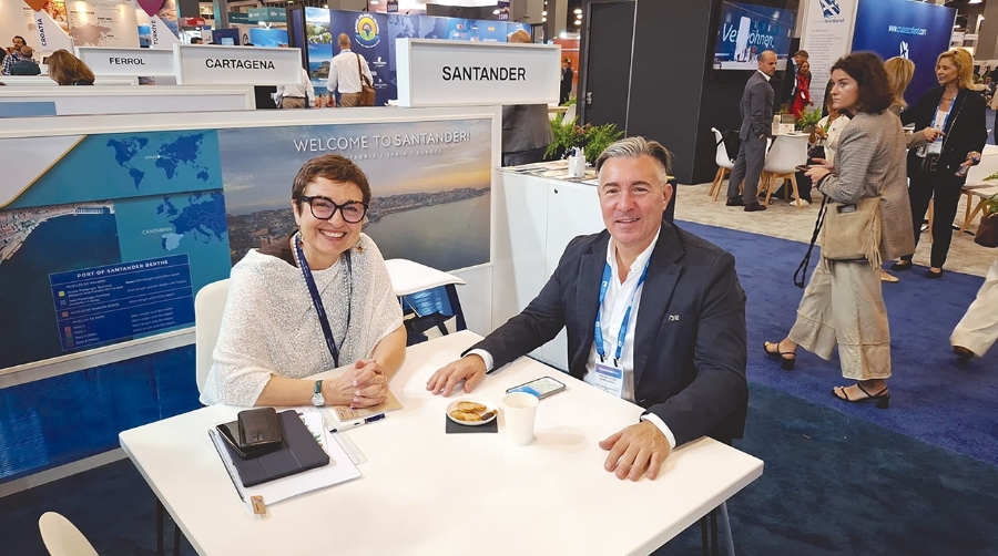 Sophie Lanos, responsable de cruceros del Puerto de Santander, junto a Michele Bosco, responsable de Destino de Princess Cruises.