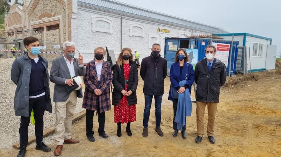 El presidente de la Autoridad Portuaria de Santander, Francisco Mart&iacute;n (primero por la derecha), ha visitado este viernes junto a la directora gerente de la Fundaci&oacute;n ENAIRE, Beatriz Montero (segunda por la derecha); la delegada del Gobierno en Cantabria, Ainoa Qui&ntilde;ones (centro), y el vicepresidente del Gobierno de Cantabria, Pablo Zuloaga (tercero por la derecha), las obras de la futura Sala de Exposiciones permanente en la que la Fundaci&oacute;n ENAIRE expondr&aacute; su Colecci&oacute;n de Arte Contempor&aacute;neo.