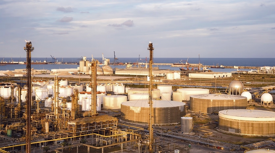 bp inicia la fase principal de desmantelamiento de su antigua isla de amarre en Castellón