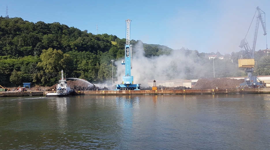La eficaz intervenci&oacute;n de los bomberos evita da&ntilde;os mayores en el incendio del Puerto de Pasaia