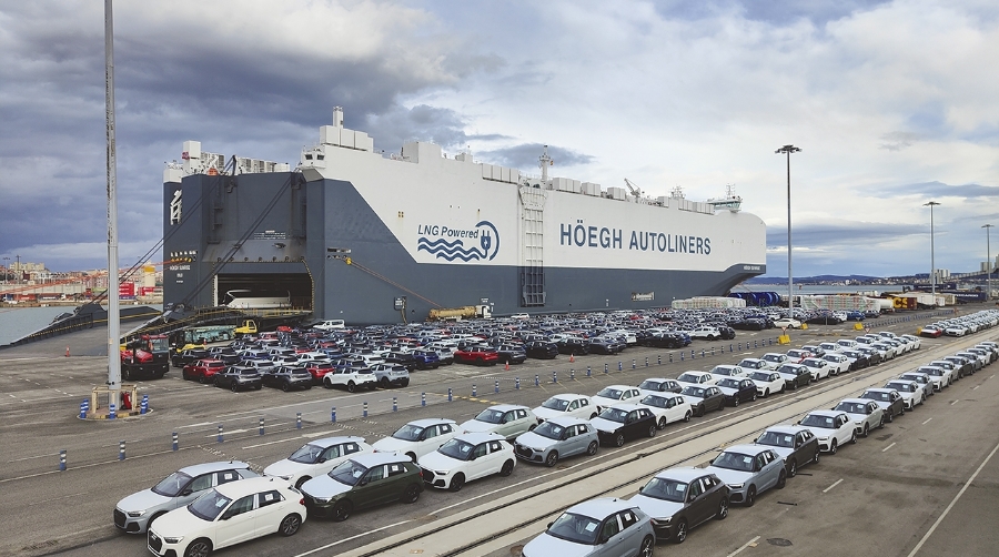 El buque atracado en el Puerto de Santander.