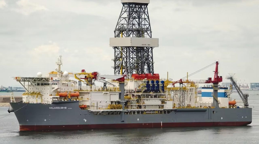 El barco se encuentra fondeado en la bahía de Las Palmas a la espera de atracar en el Muelle Reina Sofía.