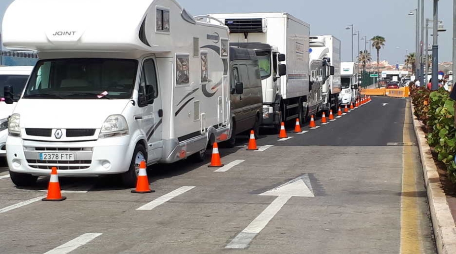 El Puerto de Los Cristianos de Tenerife transport&oacute; 8.000 veh&iacute;culos en Semana Santa
