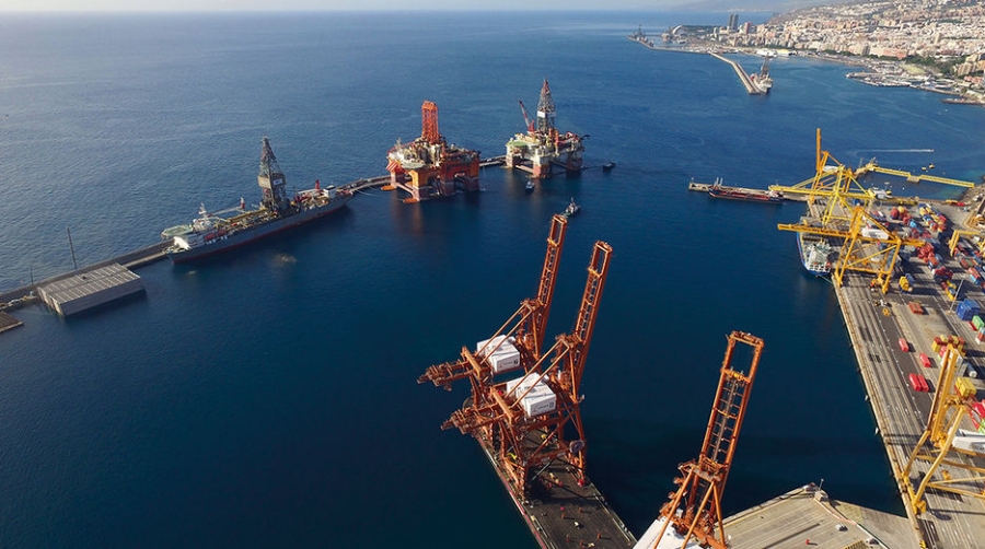 Atracan en Tenerife la plataforma &quot;West Taurus&quot; y el perforador &quot;DS-6&quot;