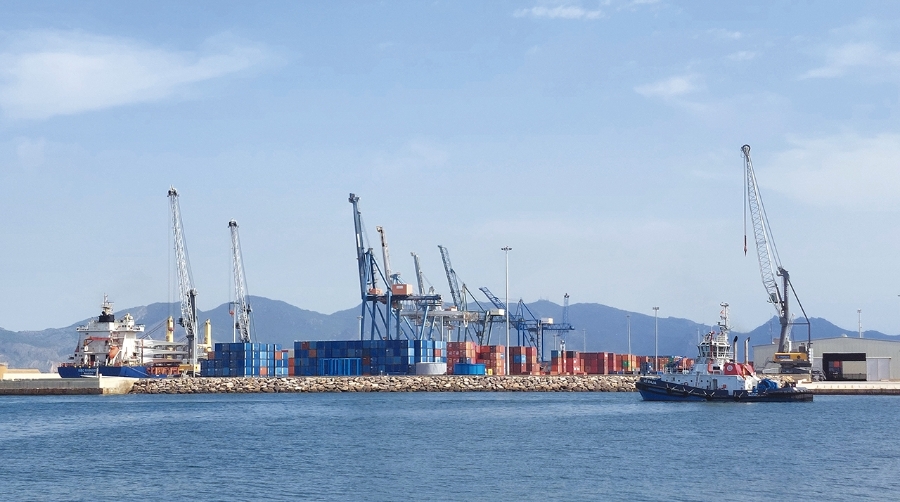 El tránsito empuja el tráfico de contenedores en los puertos españoles