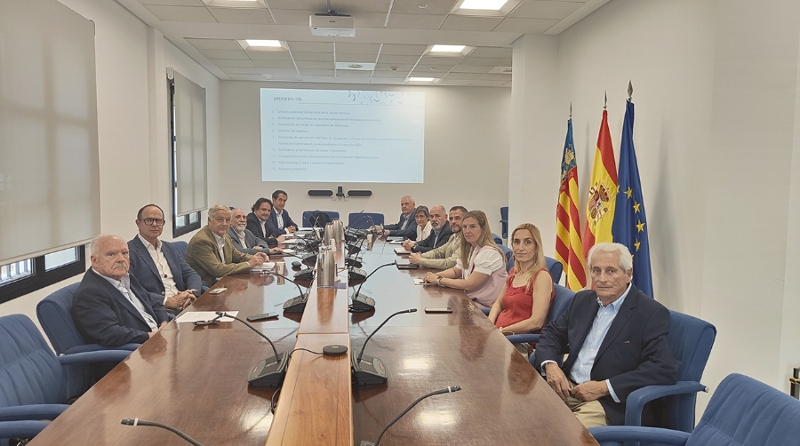 Miembros del Patronato de la Fundación Valenciaport durante la reunión mantenida hoy.