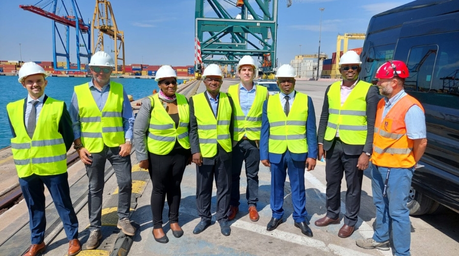 Camer&uacute;n se interesa por la estrategia digital y sostenible de Valenciaport