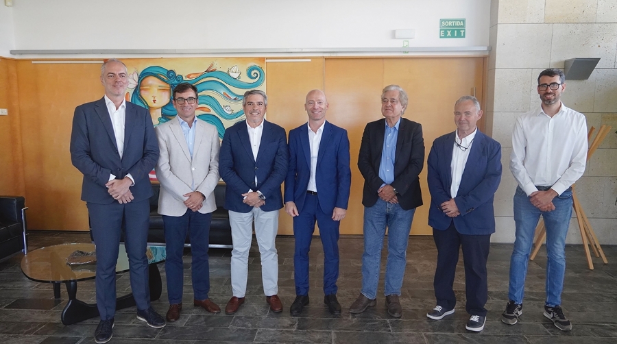 Miguel Pardo, director de Relaciones Institucionales del Grupo Grimaldi en España; Joan Serra, delegado de Baleària en Baleares; y Leonardo Asensio, responsable de ventas de GNV, junto al presidente del Consell Insular de Menorca, Adolfo Vilafranca, y el conseller de Movilidad, Juan Manuel Delgado, tras la firma del convenio.