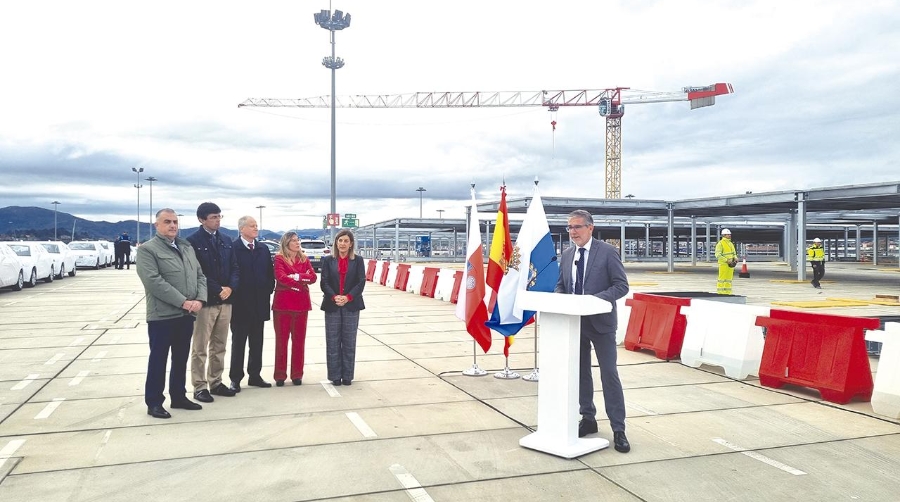 El presidente del Puerto de Santander, César Díaz, durante su intervención en el acto de inicio de las obras de ampliación del silo de automóviles.