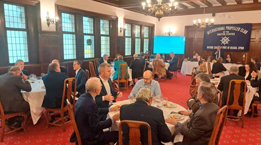 Los socios y las socias del Propeller Club del País Vasco propiciaron un diálogo constructivo con sus aportaciones. Foto J.P.