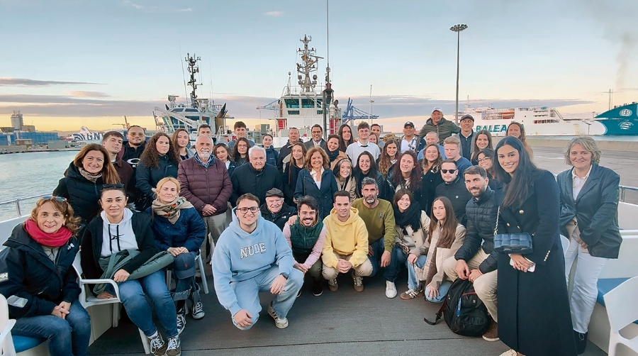 La jornada concluyó con una visita en barco al Puerto de Valencia.