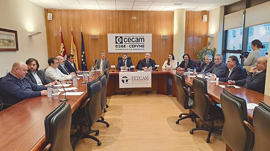 De izquierda a derecha presidiendo: Javier Arnedo (Presidente de CONETRANS), Nacho Hernando (Consejero de Fomento de JCCM), Carlos Marín (Presidente de FETCAM), Lucía Balmaseda (Directora General de Transportes de Castilla-La Mancha) y Jorge Moreno (Delegado Provincial de Fomento de JCCM).